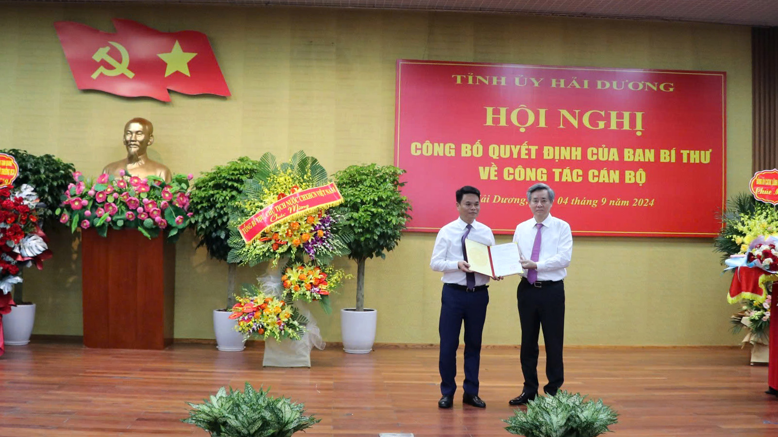 Đại diện Ban Tổ chức Trung ương trao quyết định của Ban Bí thư điều động chỉ định thiếu tướng Lê Ngọc Châu tham gia Ban Chấp hành, Ban Thường vụ Tỉnh uỷ, giữ chức Phó Bí thư Tỉnh uỷ Hải Dương.