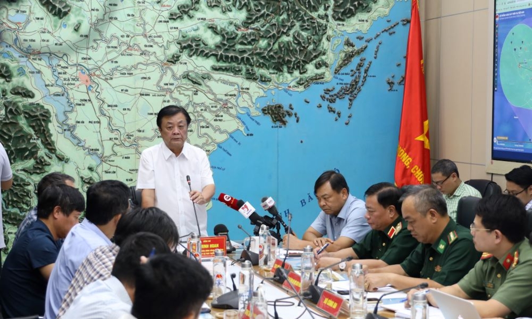 Bộ trưởng Lê Minh Hoan chủ trì hội nghị trực tuyến với các bộ, ngành, và 11 tỉnh, thành phố về ứng phó bão số 3.