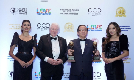 Ông Graham Cooke (thứ hai từ trái sang), nhà sáng lập và chủ tịch World Travel Awards chúc mừng Vietjet và trao cúp cho Phó Tổng giám đốc Đỗ Xuân Quang.