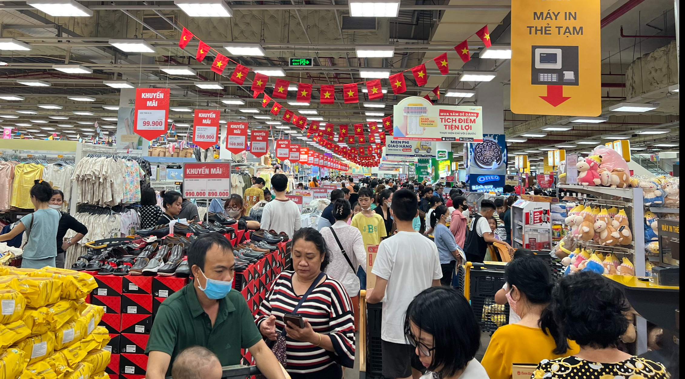 C&aacute;c chương tr&igrave;nh khuyến m&atilde;i, giảm gi&aacute; đ&atilde; th&agrave;nh c&ocirc;ng thu h&uacute;t người ti&ecirc;u d&ugrave;ng r&uacute;t hầu bao mua sắm.