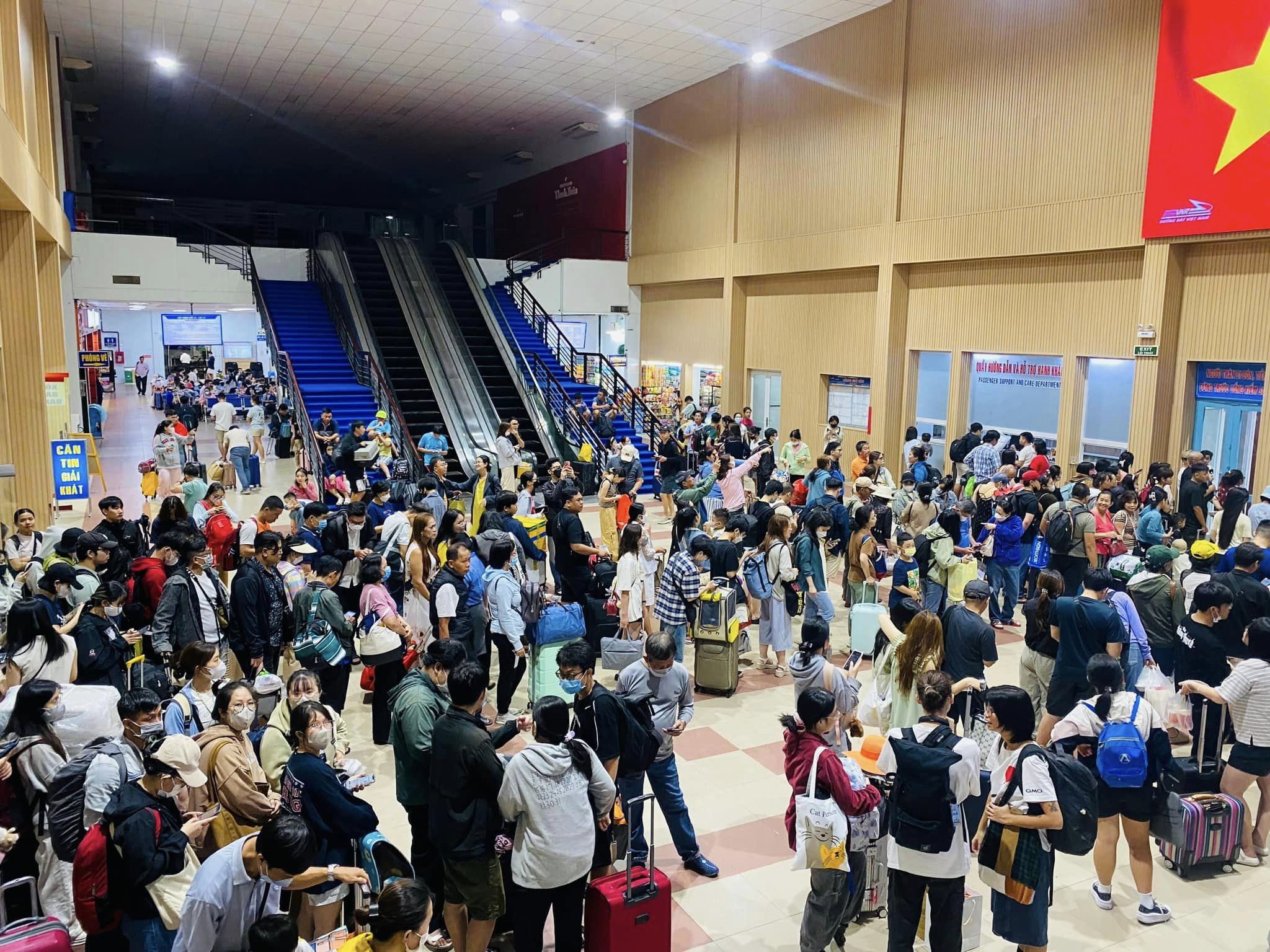 Ngoài các đôi tàu chạy thường xuyên, ngành Đường sắt đã phải tổ chức chạy tăng cường hàng chục đôi tàu trên các tuyến để đáp ứng nhu cầu đi lại của hành khách.