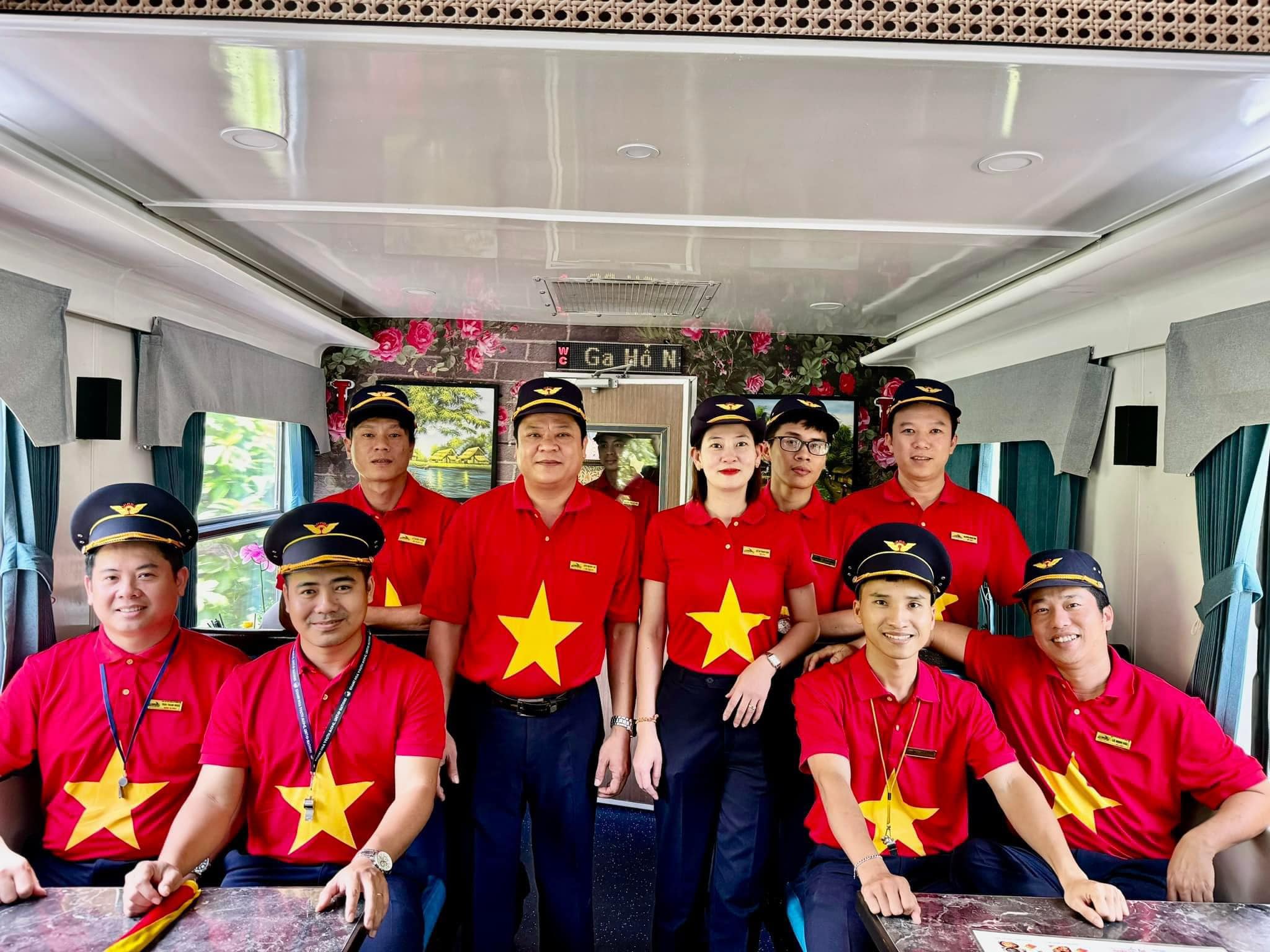 Điểm đặc biệt dịp lễ 2/9 năm nay là ngành đường sắt triển khai tới đội ngũ nhân viên trên tất cả các tàu mặc áo cờ đỏ sao vàng, nhằm lan tỏa hình ảnh đẹp Quốc kỳ và niềm tự hào dân tộc. 