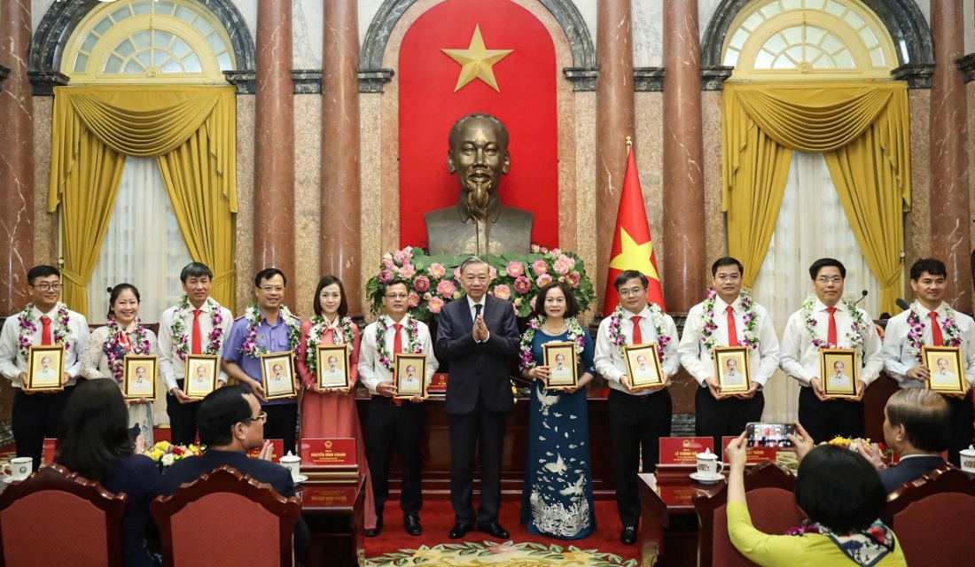 Tổng B&iacute; thư, Chủ tịch nước T&ocirc; L&acirc;m tặng qu&agrave; lưu niệm c&aacute;c đại biểu tại buổi gặp mặt.