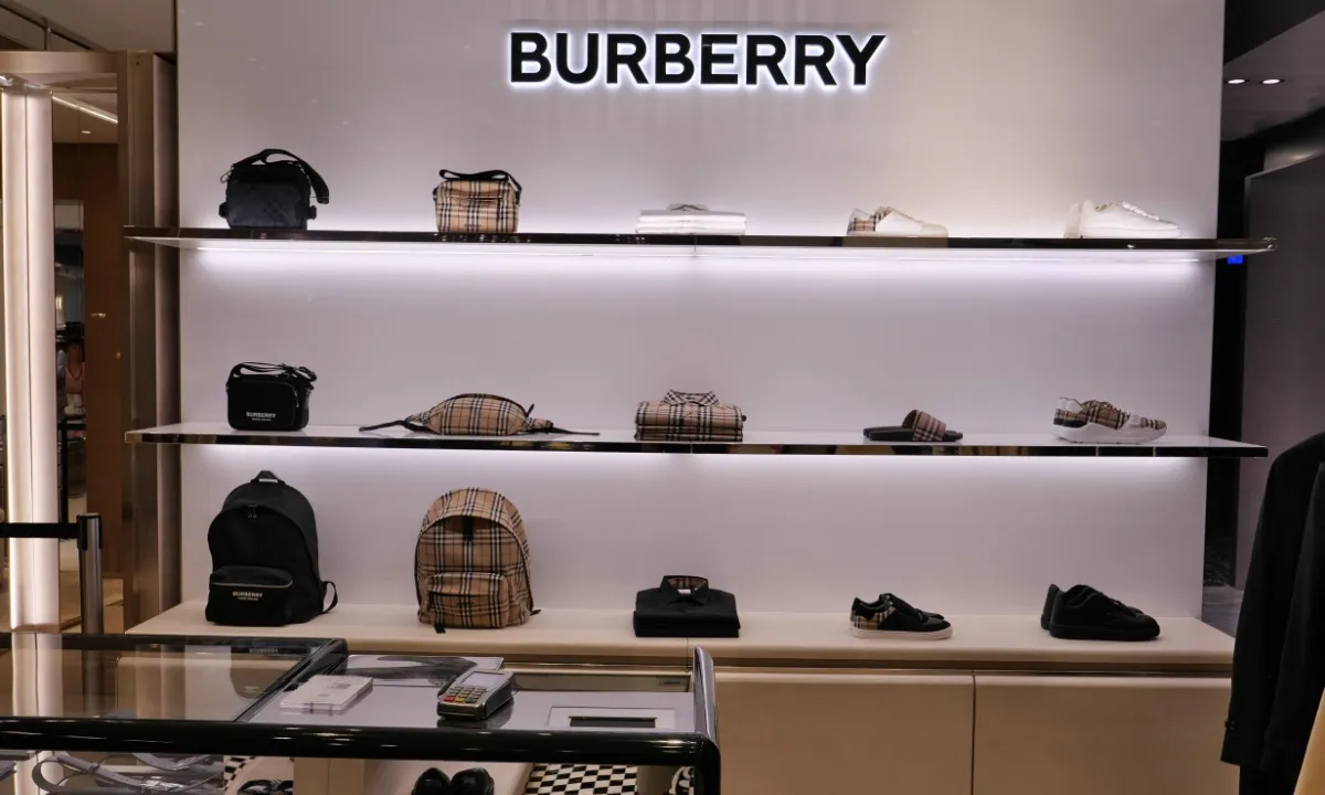 Các thương hiệu xa xỉ tầm trung như Burberry và Saint Laurent đang cố gắng lấy lại thị phần bằng cách giảm giá.