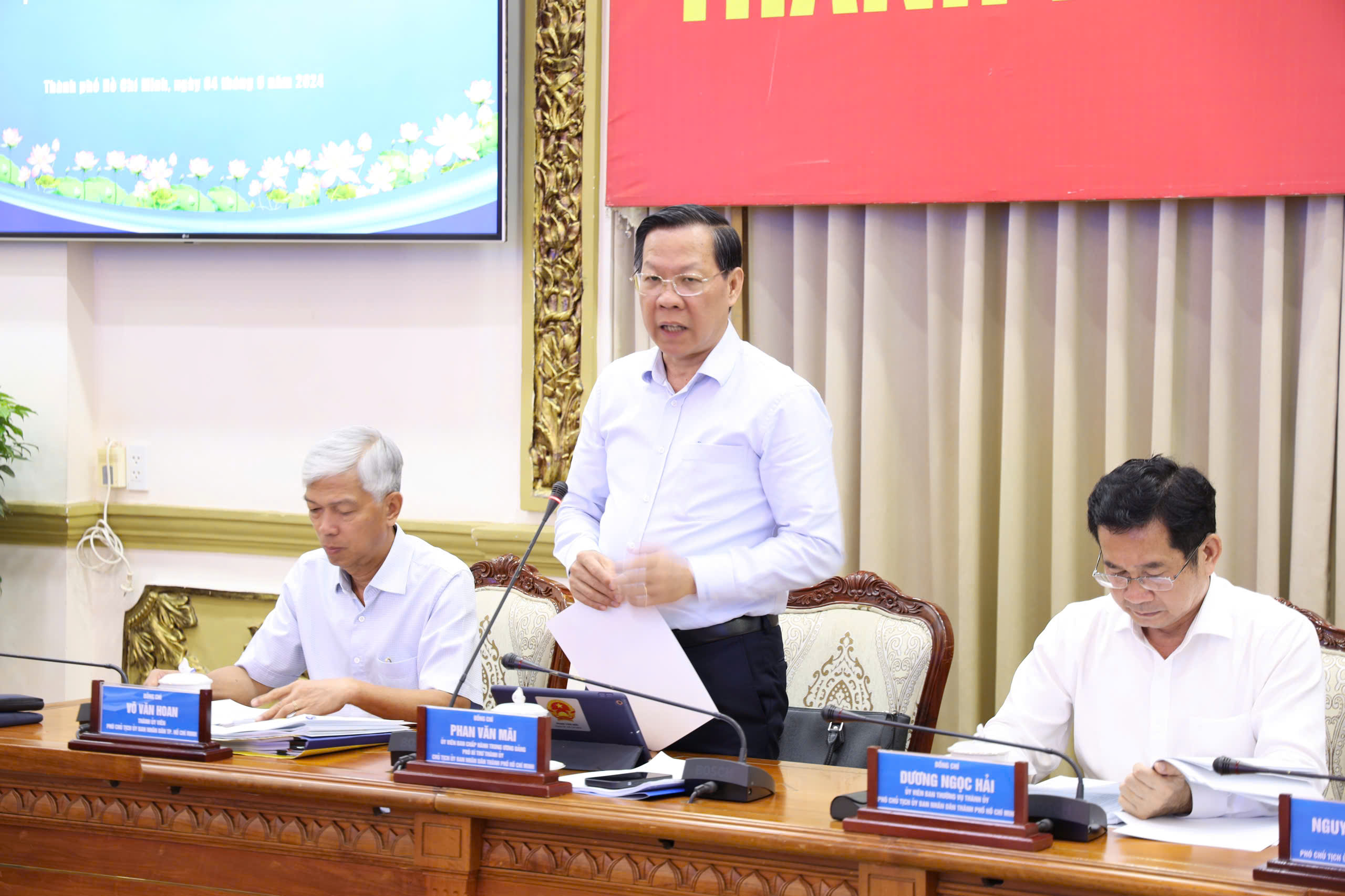 Chủ tịch Ủy ban nhân dân TP.HCM phát biểu tại phiên họp - Ảnh: TTBC.