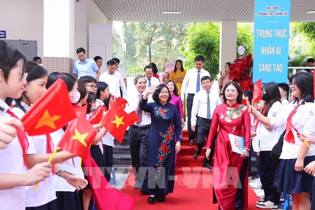 Cũng trong sáng nay, Bí thư Thành uỷ Hà Nội Bùi Thị Minh Hoài đến dự Lễ khai giảng năm học 2024 – 2025 tại Trường THCS Giảng Võ. Ảnh: Văn Điệp – TTXVN