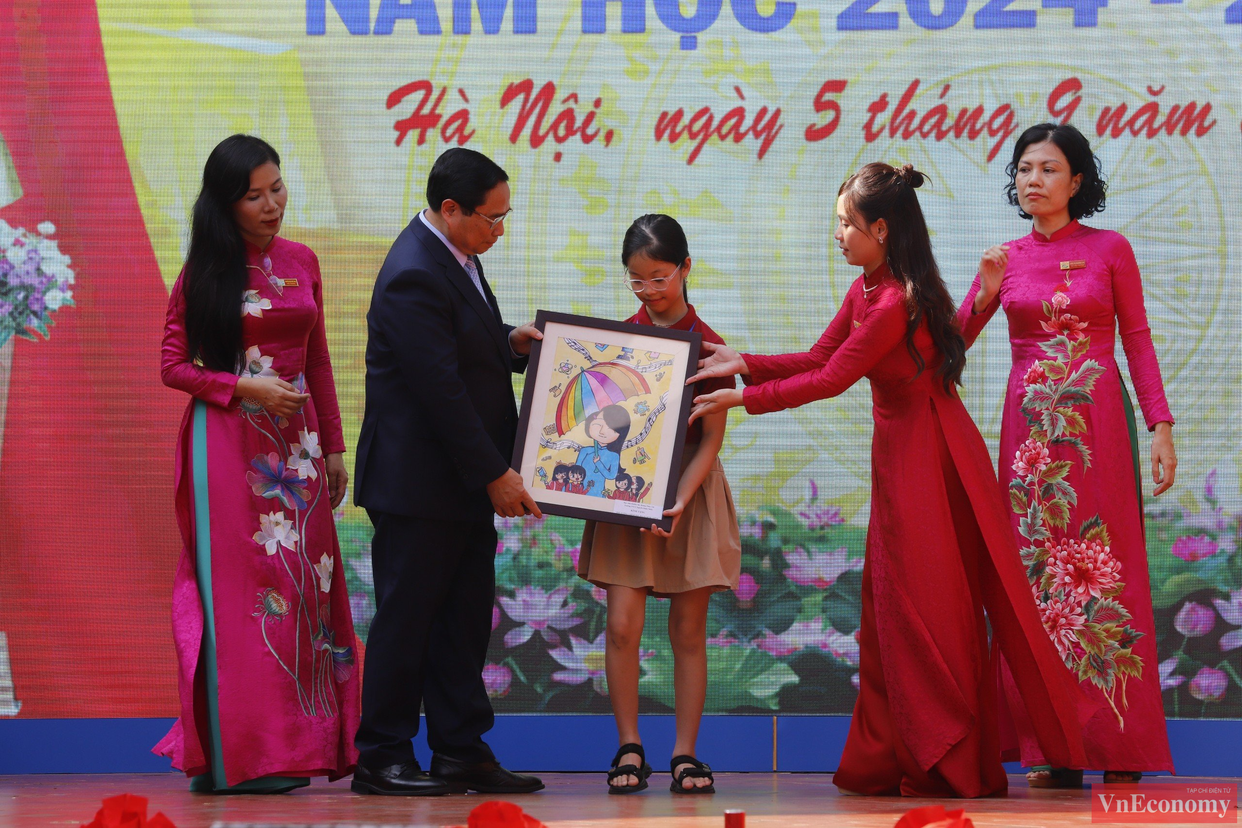 Tại Lễ khai giảng, Thủ tướng Chính phủ Phạm Minh Chính đã có nhiều hoạt động đón năm học mới cùng thầy và trò trường PTCS Nguyễn Đình Chiểu. Đây là ngôi trường đặc biệt với những lớp học hạnh phúc của học sinh khuyết tật.