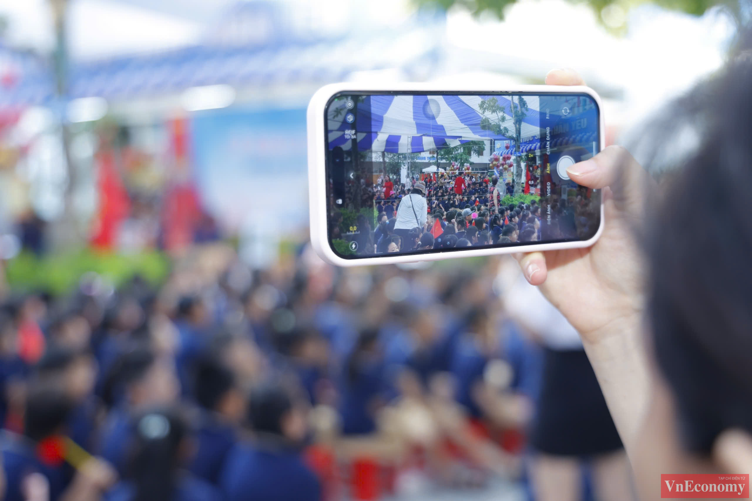 Th&agrave;nh phố H&agrave; Nội hiện c&oacute; tổng số 2.913 trường mầm non, phổ th&ocirc;ng c&aacute;c cấp (tăng 39 trường mầm non v&agrave; phổ th&ocirc;ng so với c&ugrave;ng kỳ năm trước) với gần 2,3 triệu học sinh v&agrave; gần 130.000 gi&aacute;o vi&ecirc;n.