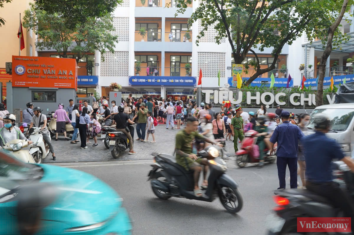 Cùng với học sinh cả nước, sáng nay, hơn 2,3 triệu học sinh Thủ đô hân hoan khai giảng năm học mới 2024 - 2025. Đông đảo phụ huynh học sinh cũng đã cùng con tới trường để dự lễ khai giảng. 