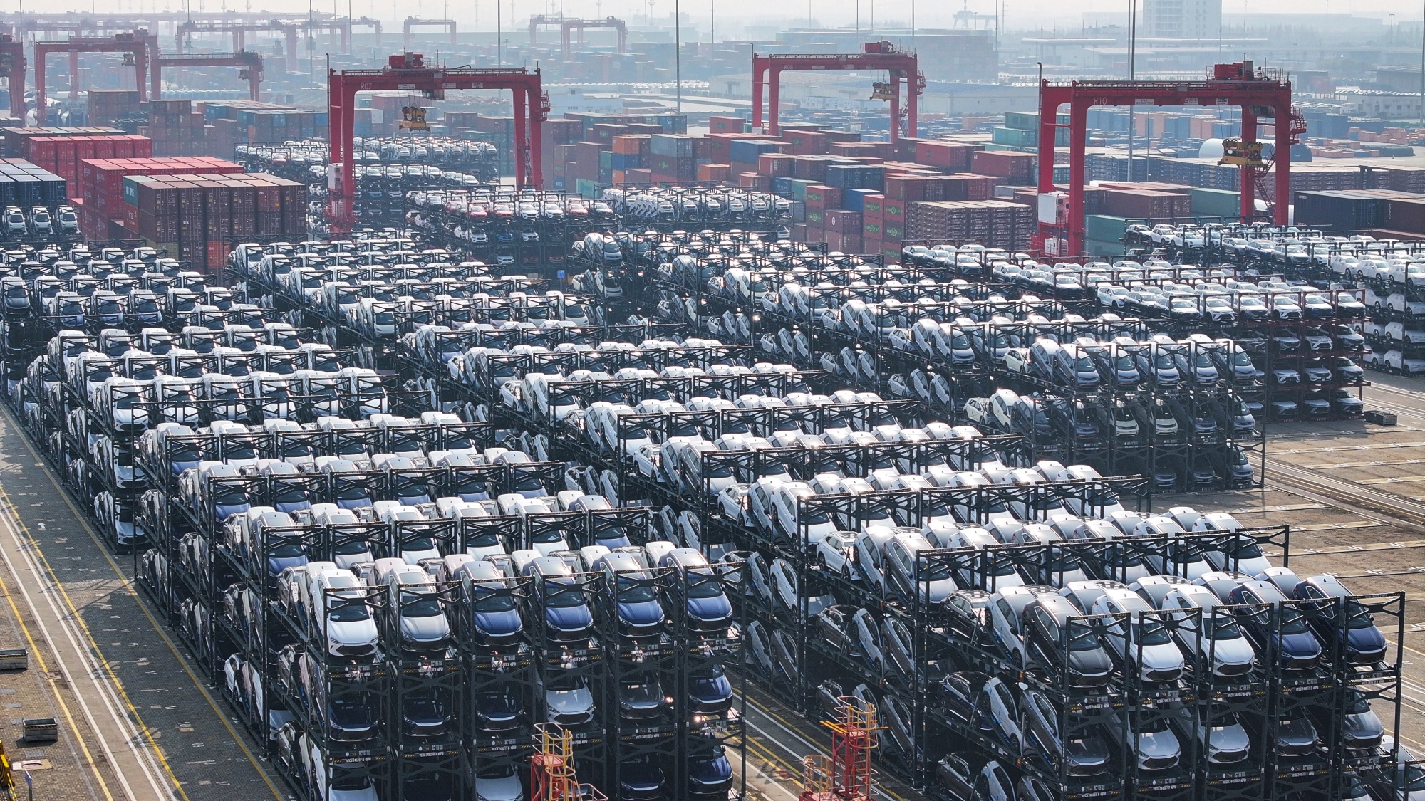 Xe điện BYD chờ xuống tàu xuất khẩu tại một hải cảng Trung Quốc - Ảnh: Bloomberg.