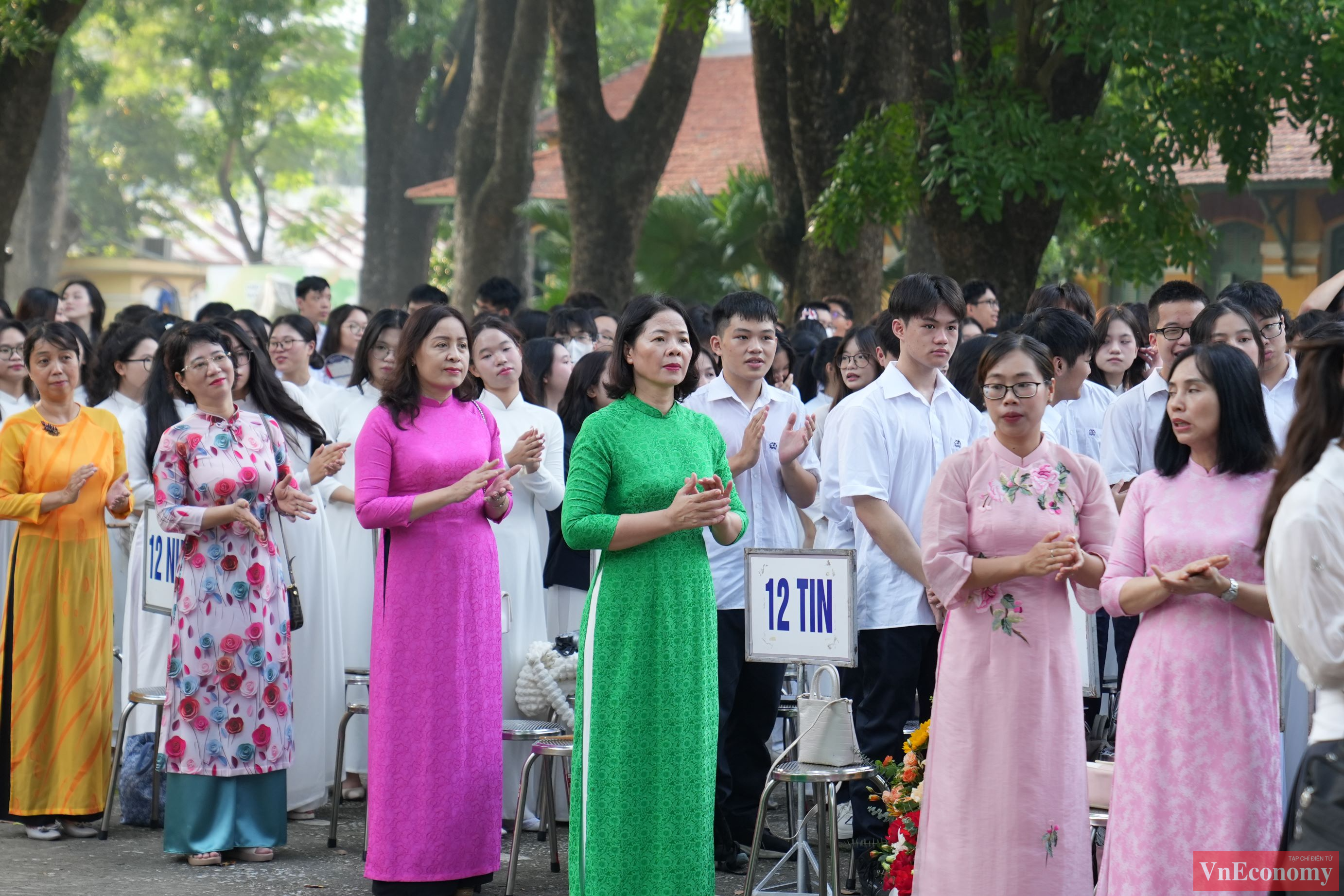 Tại Trường THPT Quốc gia Chu Văn An, cô trò cùng chăm chú theo dõi lễ chào đón học sinh lớp 10.