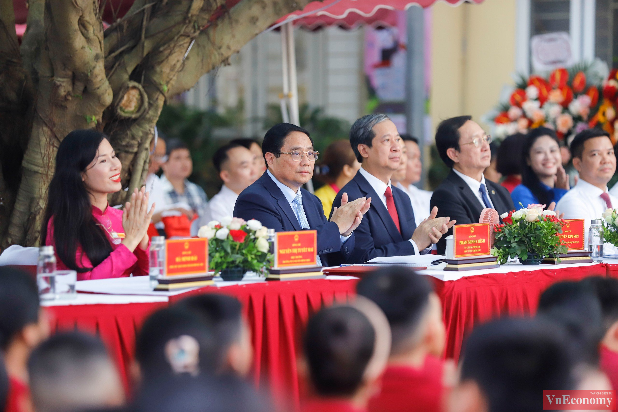 Sáng nay, ngày 5/9, Thủ tướng Phạm Minh Chính dự Lễ khai giảng năm học 2024 - 2025 tại Trường PTCS Nguyễn Đình Chiểu (quận Hai Bà Trưng, Hà Nội). Cùng dự có Bộ trưởng Giáo dục và Đào tạo Nguyễn Kim Sơn, Bộ trưởng Khoa học và Công nghệ Huỳnh Thành Đạt, cùng lãnh đạo các bộ ngành, Thành phố Hà Nội.