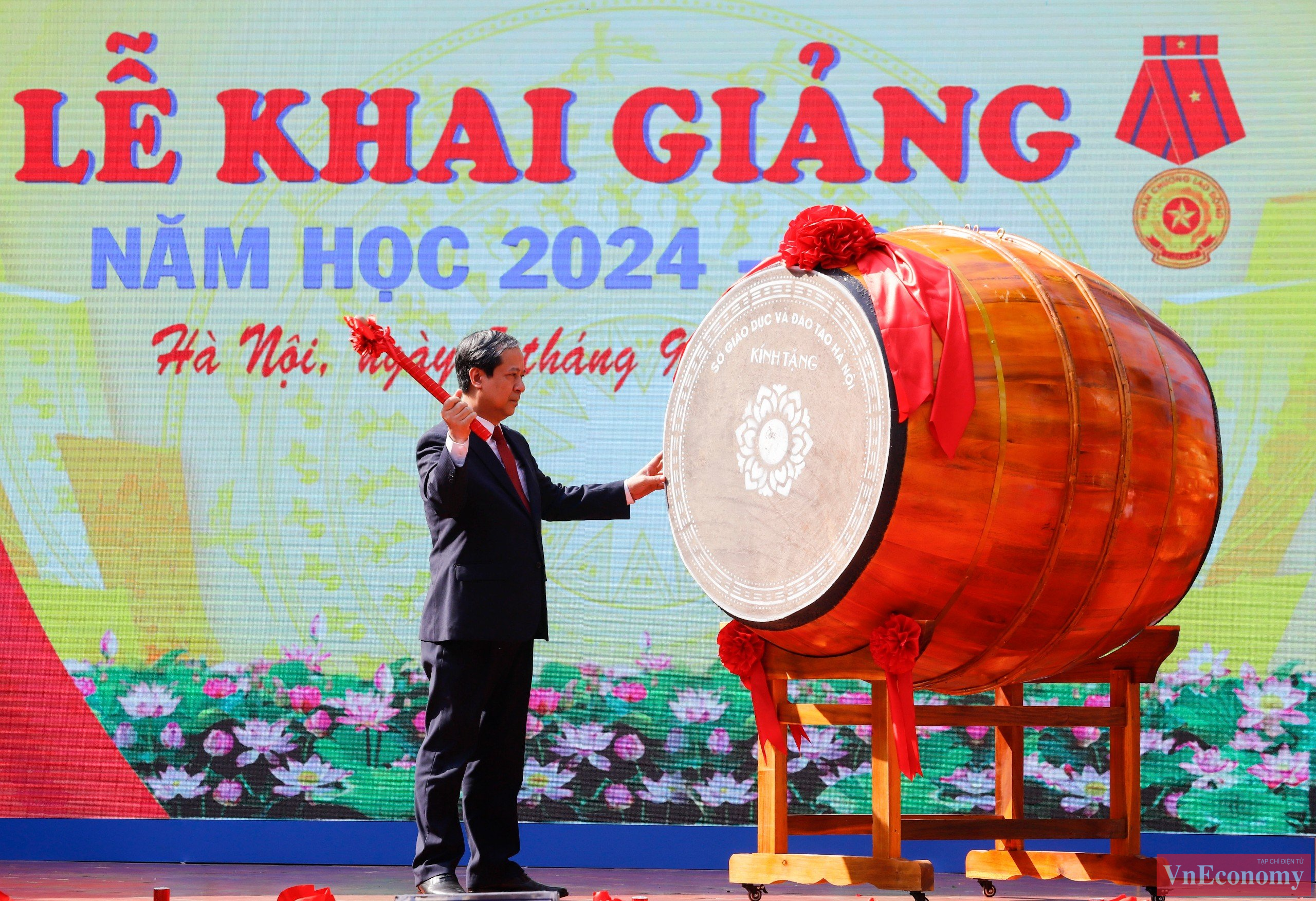 Bộ trưởng Giáo dục và Đào tạo Nguyễn Kim Sơn đánh trống khai giảng tại trường Phổ thông cơ sở Nguyễn Đình Chiểu.