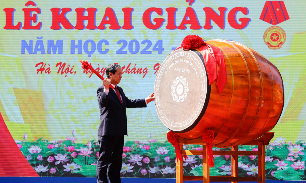 Bộ trưởng Giáo dục và Đào tạo Nguyễn Kim Sơn đánh trống khai giảng tại trường Phổ thông cơ sở Nguyễn Đình Chiểu.