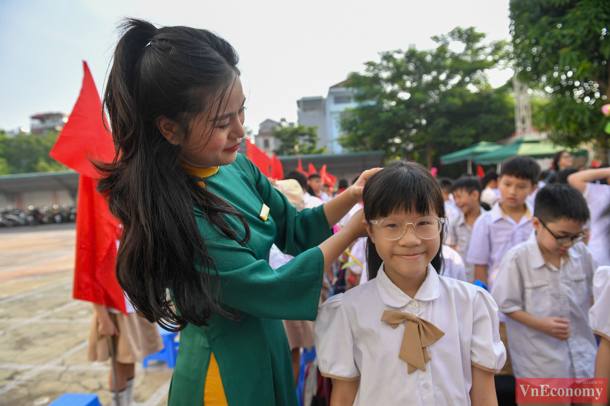 Tại Trường tiểu học Linh Đàm (quận Hoàng Mai, Hà Nội), các em học sinh đã đến trường từ sớm. Đây cũng là phường có số lượng học sinh đông bậc nhất Hà Nội.