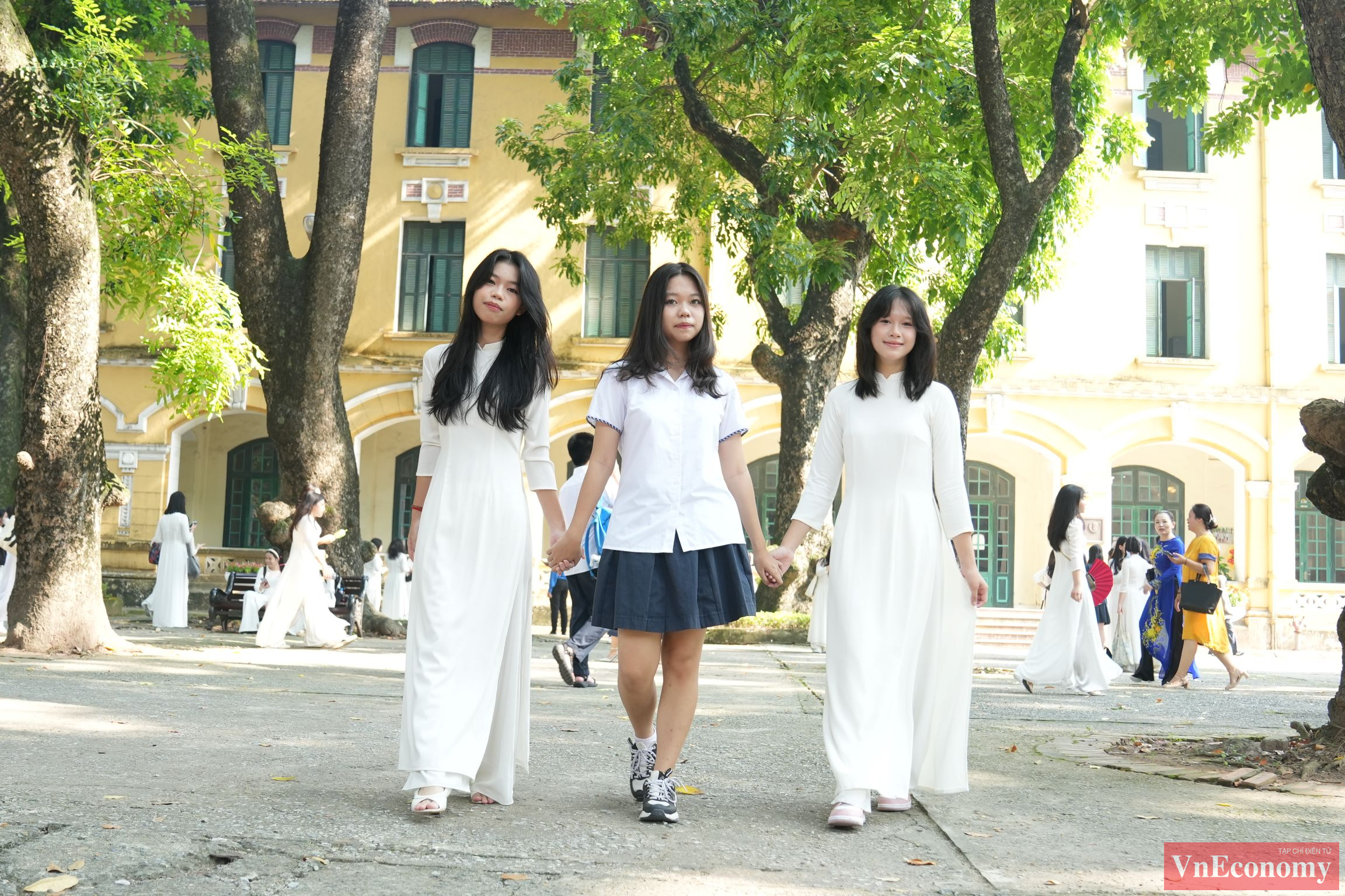 Những tà áo dài và sắc trắng đồng phục học sinh như làm tôn thêm vẻ đẹp của mùa thu Hà Nội.