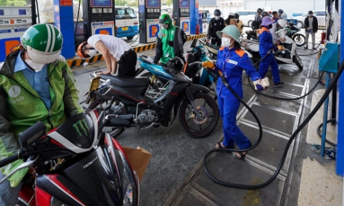 Giảm giá kỳ thứ ba liên tiếp, xăng RON95-III về dưới ngưỡng 21.000 đồng/lít