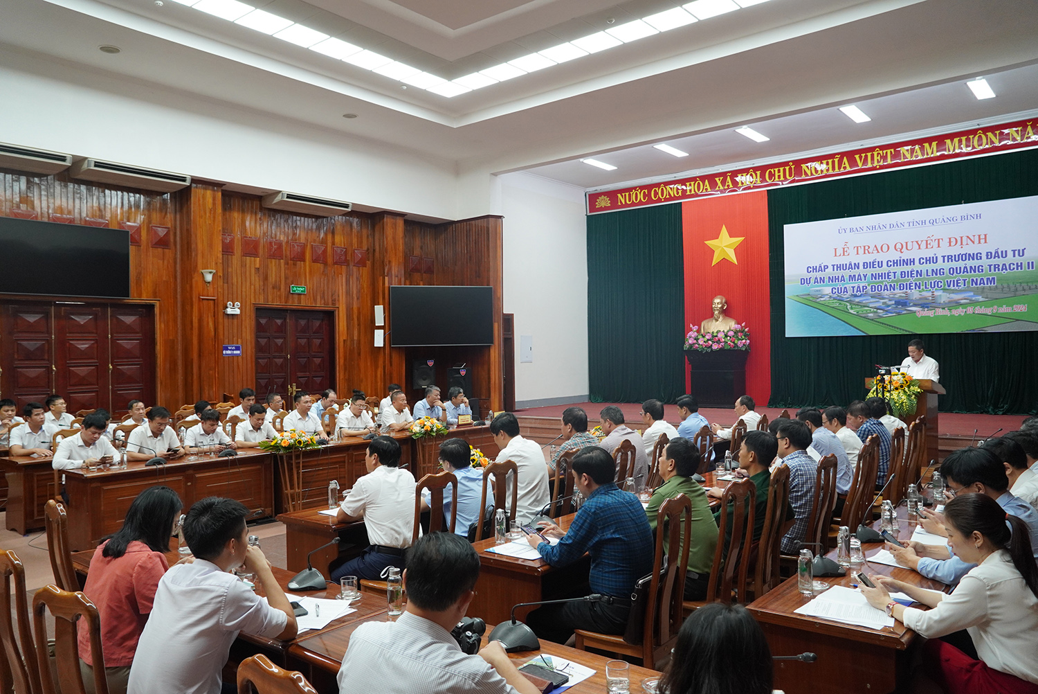 Toàn cảnh buổi lễ trao quyết định chấp thuận điều chỉnh chủ trương đầu tư dự án Nhà máy Nhiệt điện LNG Quảng Trạch II. Ảnh Hương Lê