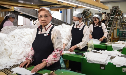 Áp lực lạm phát và lương hưu khiến làm việc sau tuổi 70 thành tiêu chuẩn mới ở Nhật