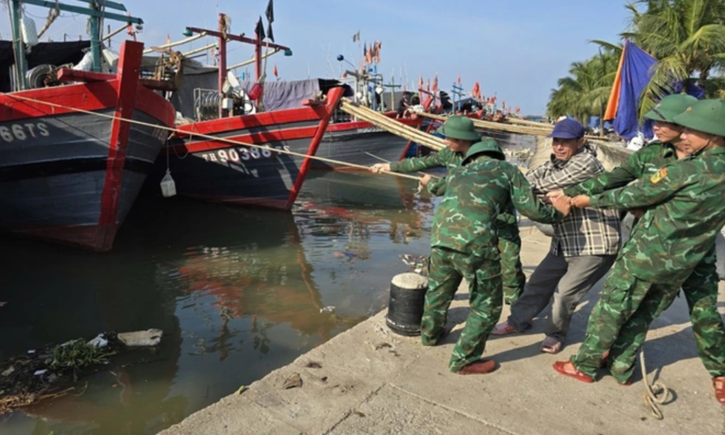 Cán bộ Đồn Biên phòng Hoằng Trường, huyện Hoằng Hóa (Thanh Hóa) giúp ngư dân neo tàu thuyền chống bão