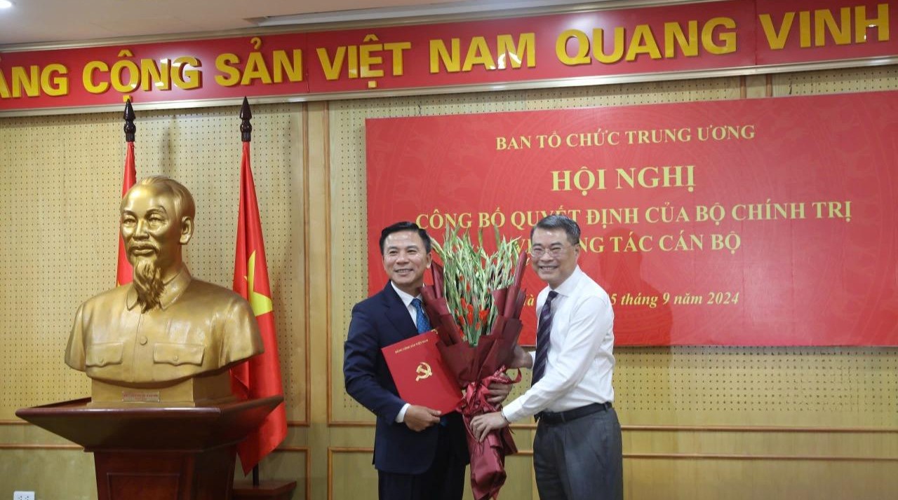  Trưởng ban Tổ chức Trung ương Lê Minh Hưng đã trao quyết định của Bộ Chính trị điều động ông Đỗ Trọng Hưng