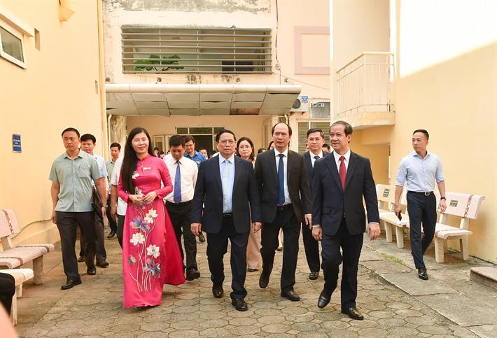 Thủ tướng kiểm tra cơ sở vật chất Trường Phổ thông cơ sở Nguyễn Đình Chiểu. Ảnh: MOET.