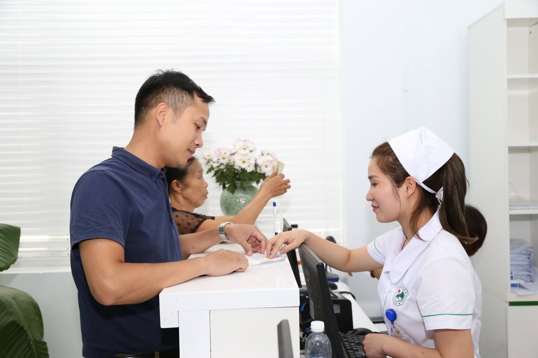 Nhờ áp dụng công nghệ, người bệnh không còn phải xếp hàng dài chờ lĩnh thuốc tại Bệnh viện Đa khoa Đức Giang.