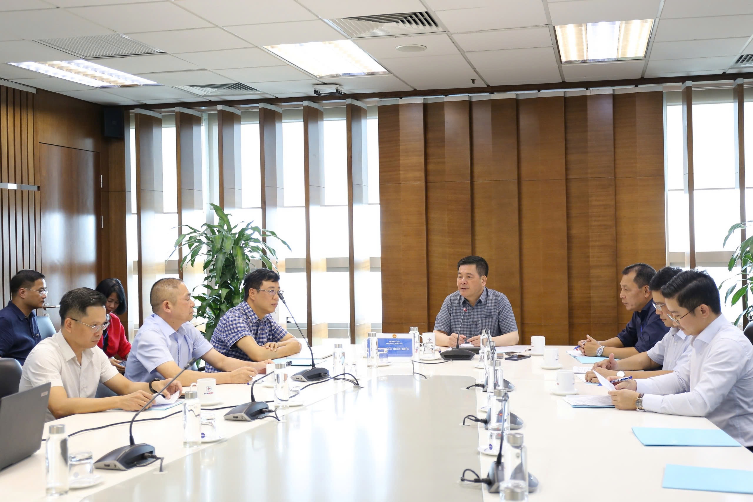 Bộ trưởng Bộ C&ocirc;ng Thương Nguyễn Hồng Di&ecirc;n chủ tr&igrave; cuộc họp.