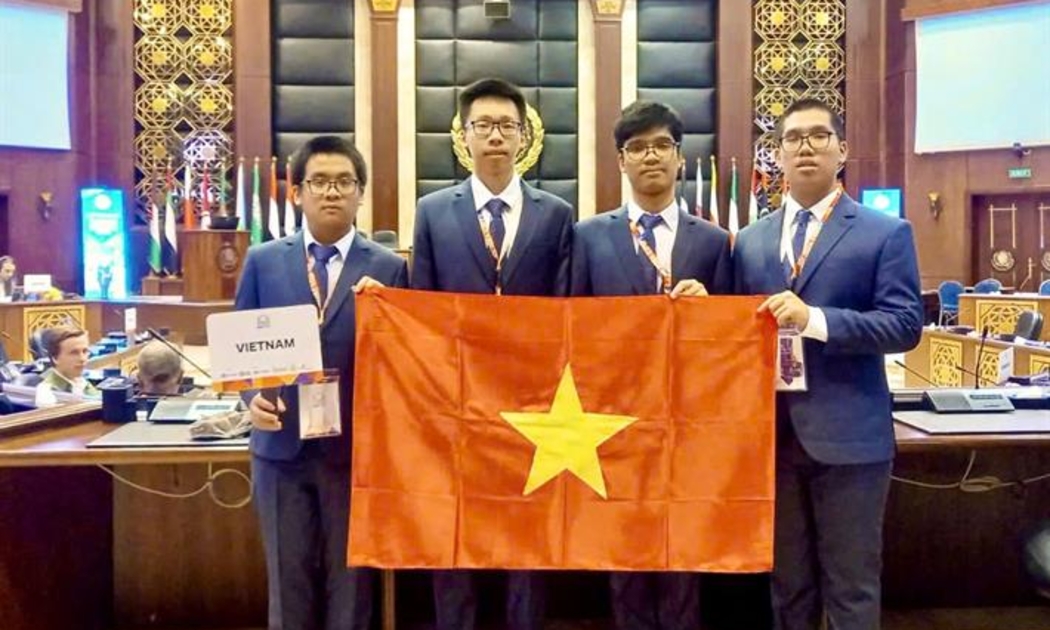 Từ phải sang trái: em Hoàng Xuân Bách, em Phạm Công Minh, em Phạm Ngọc Trung, em Nguyễn Hữu Tuấn.