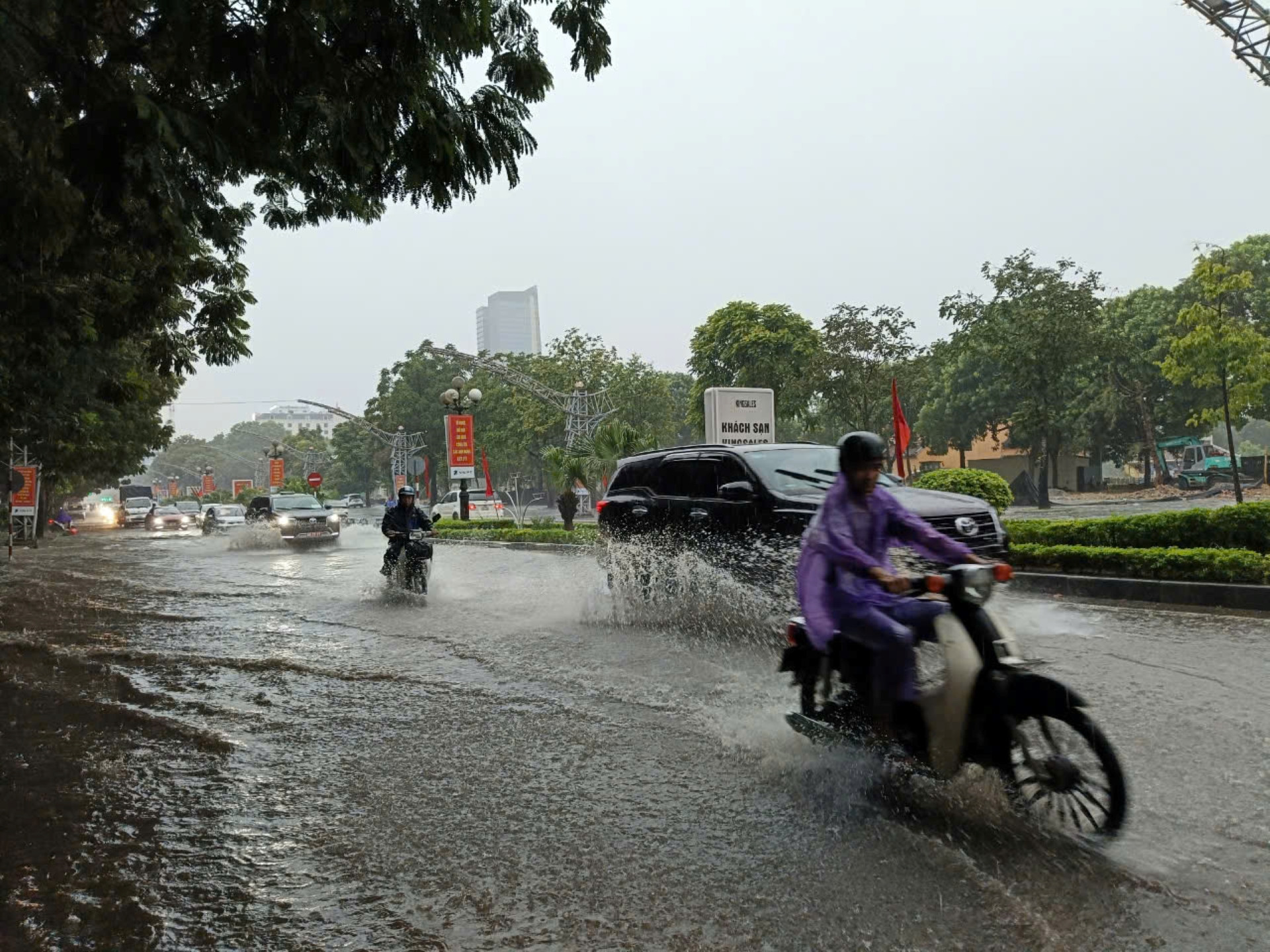 Sáng ngày 6/9 tại Đại lộ Lê Lợi , thành phố Thanh Hóa mưa lớn khiến nước dâng cao, khiến các phương tiện di chuyển qua đây gặp khó khăn
