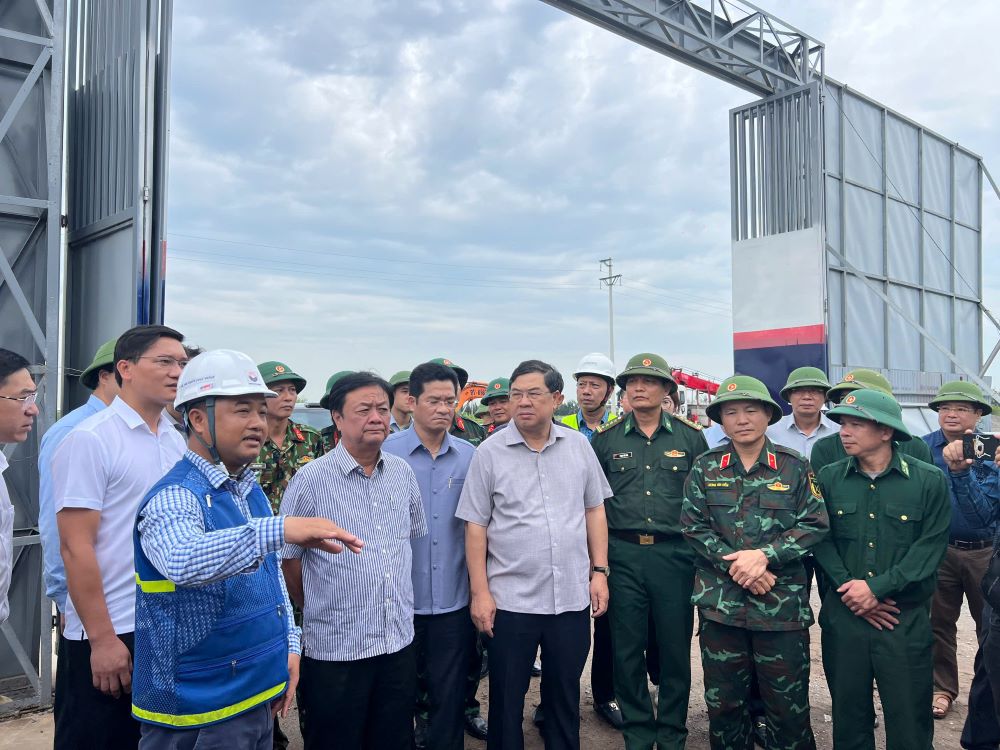 Bộ trưởng L&ecirc; Minh Hoan thị s&aacute;t chống b&atilde;o tại Nam Định.