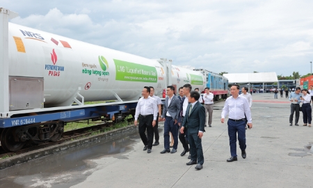 Khởi hành chuyến tàu chở LNG đầu tiên trên đường sắt Nam Bắc