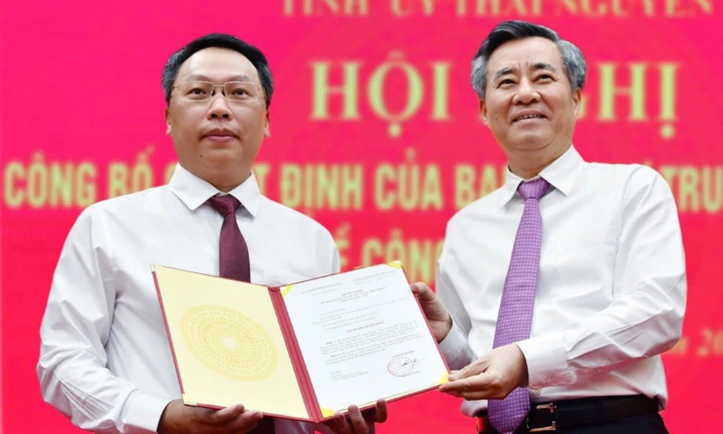 Phó Trưởng Ban Tổ chức Trung ương Nguyễn Quang Dương trao Quyết định của Ban Bí thư điều động, chỉ định Thứ trưởng Bộ Thông tin và Truyền thông Nguyễn Huy Dũng giữ chức Phó Bí thư Tỉnh ủy Thái Nguyên nhiệm kỳ 2020-2025.