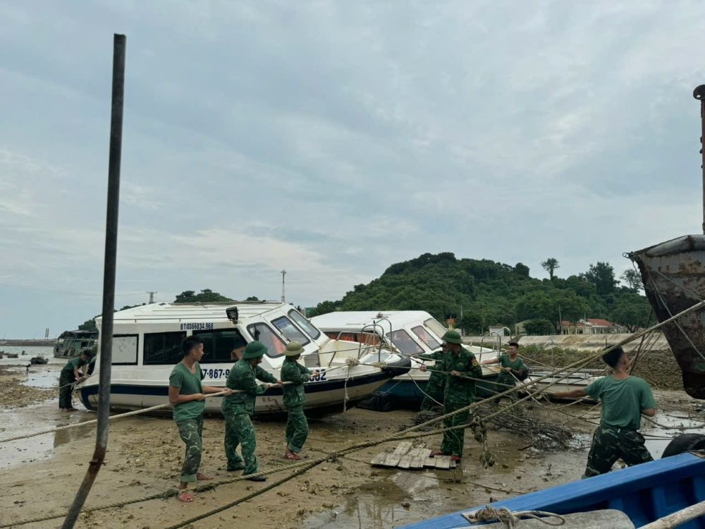 Các lực lượng vũ trang ở Quảng Ninh ra sức phòng chống bão số 3.