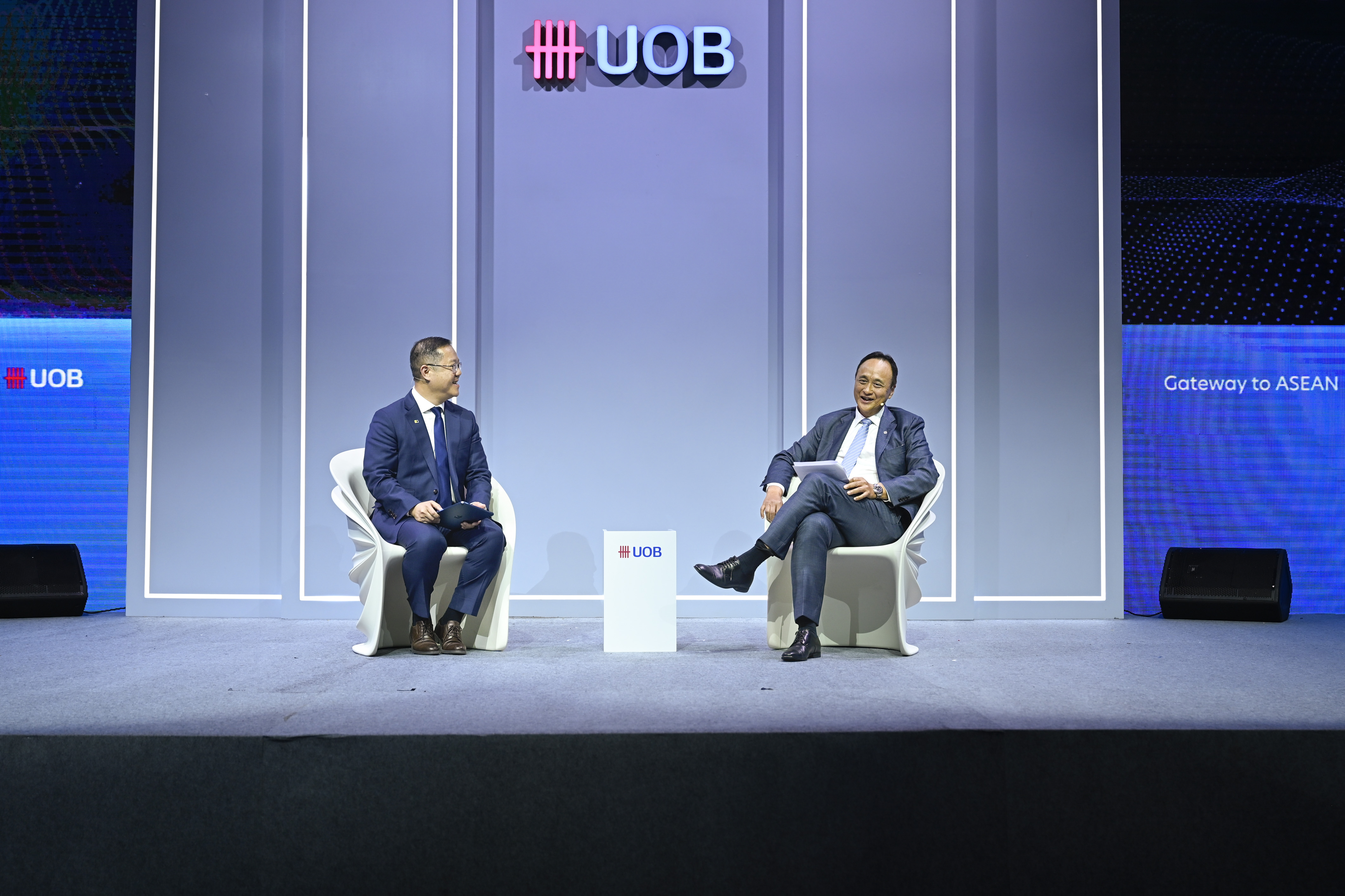 &Ocirc;ng Frederick Chin, Gi&aacute;m đốc Khối Ng&acirc;n h&agrave;ng B&aacute;n bu&ocirc;n v&agrave; c&aacute;c Thị trường, Ng&acirc;n h&agrave;ng UOB (Singapore) (b&ecirc;n phải) đ&atilde; chia sẻ nhiều g&oacute;c nh&igrave;n về lợi thế của ASEAN v&agrave; khuyến nghị c&aacute;c giải ph&aacute;p m&agrave; c&aacute;c doanh nghiệp c&oacute; thể &aacute;p dụng nhằm đa dạng h&oacute;a đầu tư v&agrave; nắm bắt c&aacute;c cơ hội tăng trưởng mới trong khu vực n&agrave;y tại phi&ecirc;n thảo luận thứ hai mang t&ecirc;n &ldquo;ASEAN: T&acirc;m điểm của tăng trưởng thương mại to&agrave;n cầu&rdquo;.