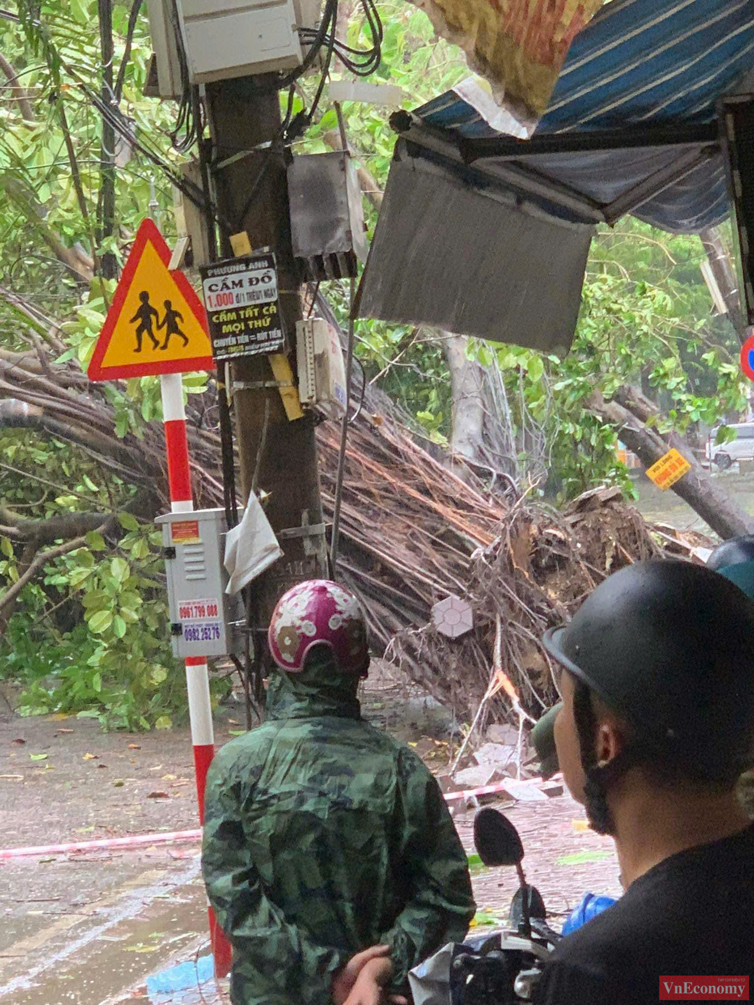 Theo báo cáo nhanh của Điện lực Hải Phòng, bão Yagi đổ bộ làm 6 đường dây 110kV bị ảnh hưởng, gây mất điện toàn bộ huyện đảo Cát Hải. 50 đường dây trung áp khác cũng bị ảnh hưởng khiến trên 300.000 khách hàng bị mất điện.