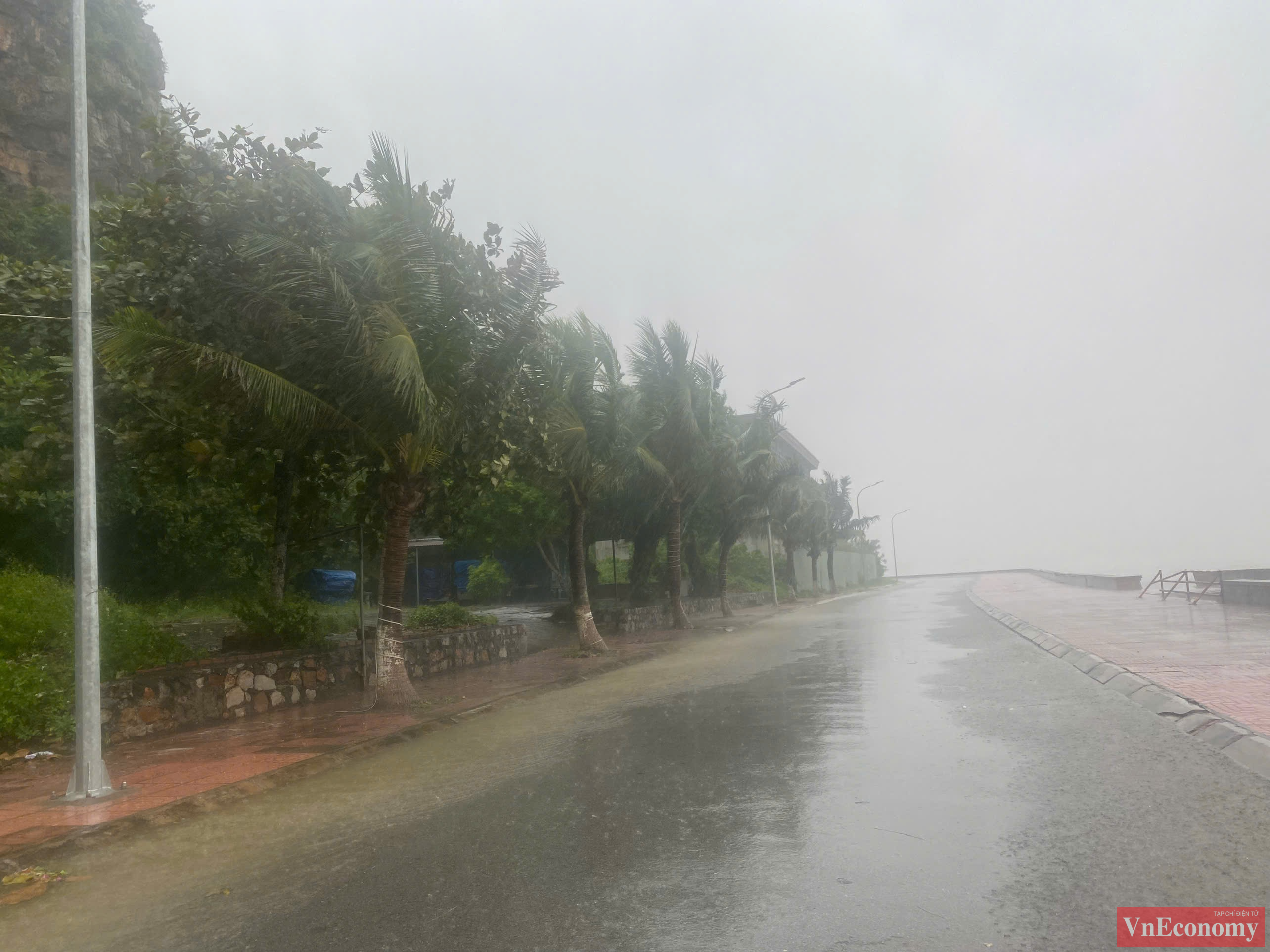 Vào hồi 14h30, tại khu vực biển Đồ Sơn (TP. Hải Phòng) gió giật rất mạnh, kèm theo mưa lớn.
