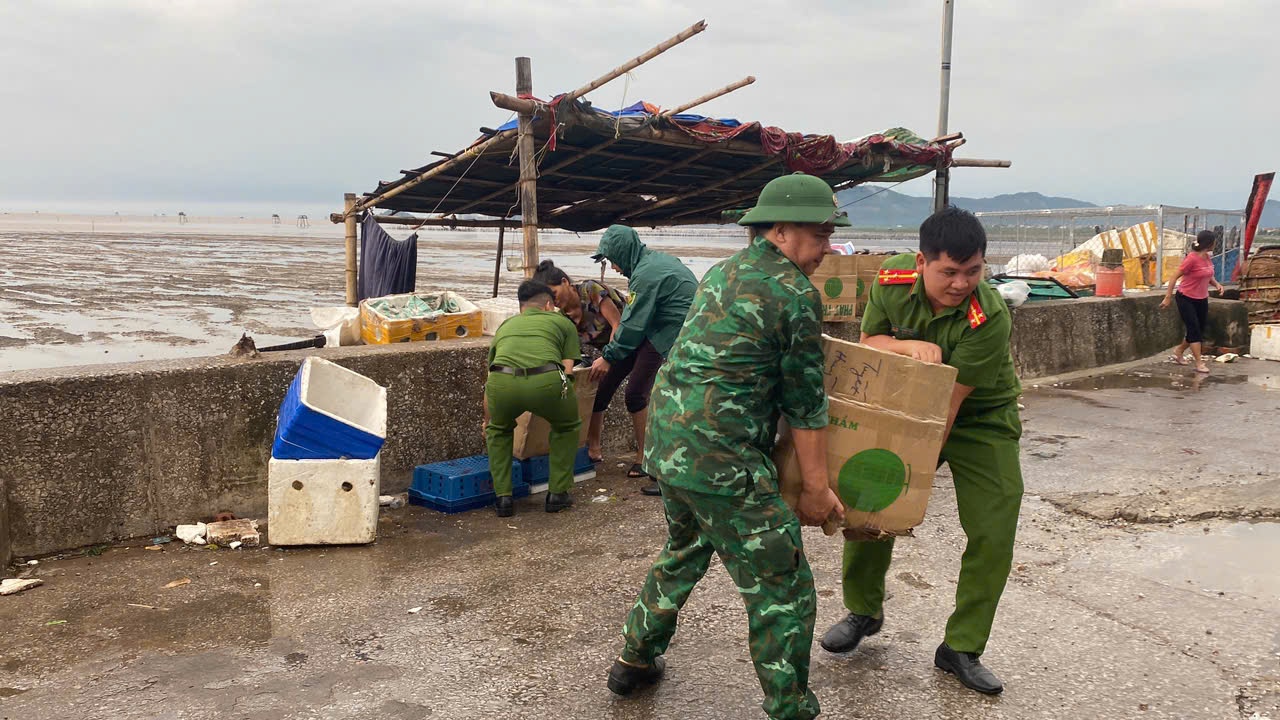 C&ocirc;ng an huyện Hậu Lộc phối hợp với lực lượng Bi&ecirc;n ph&ograve;ng gi&uacute;p d&acirc;n sơ t&aacute;n t&agrave;i sản