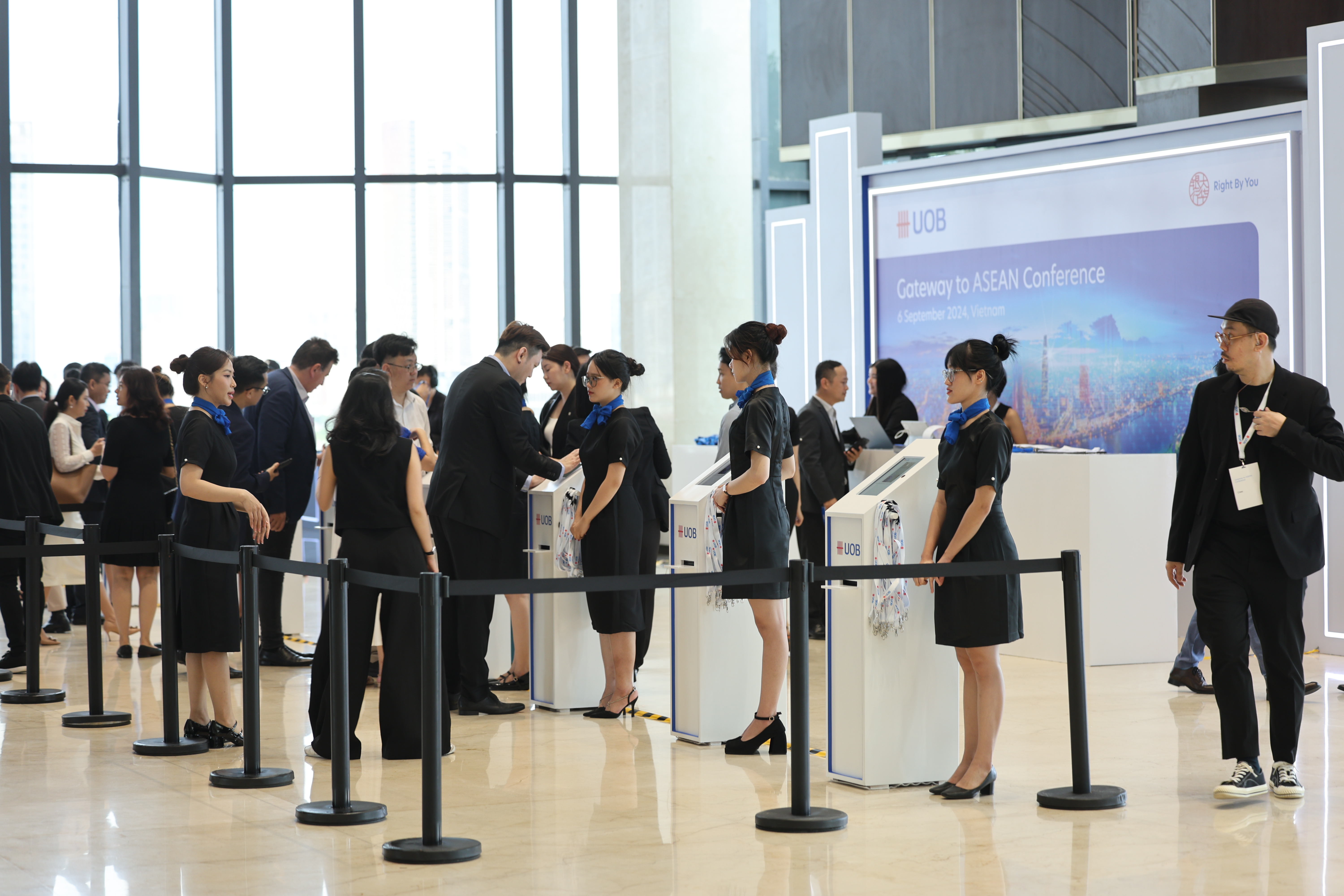 Khu vực check in với các kiosh và nhân viên hướng dẫn khách hàng tự check in bằng QR Code đã cung cấp khi khách đăng ký tham dự.