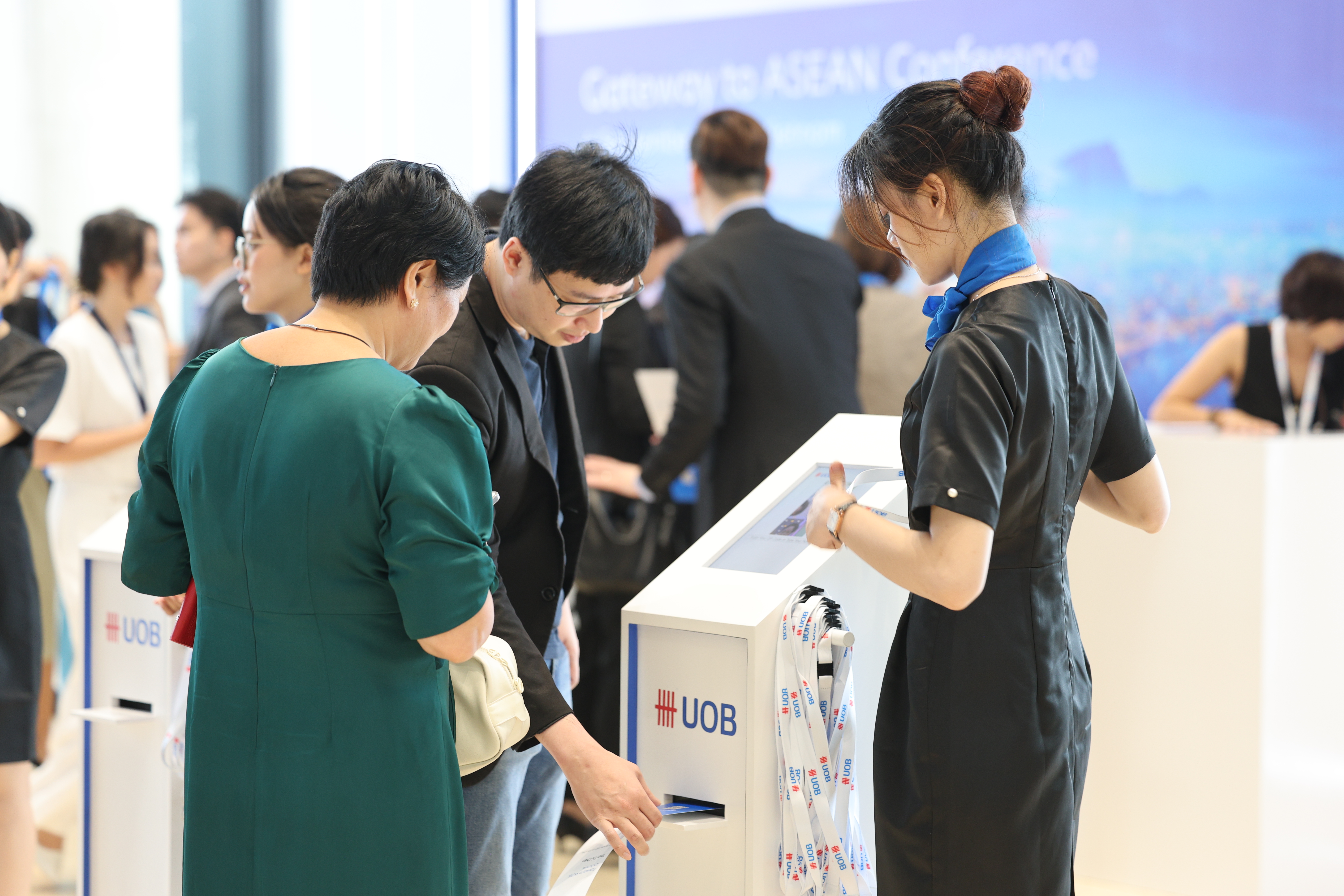 Khách hàng chỉ cần quét QR Code trên màn hình của tủ check in, máy sẽ tự động in name tag (thẻ tên) của khách hàng.