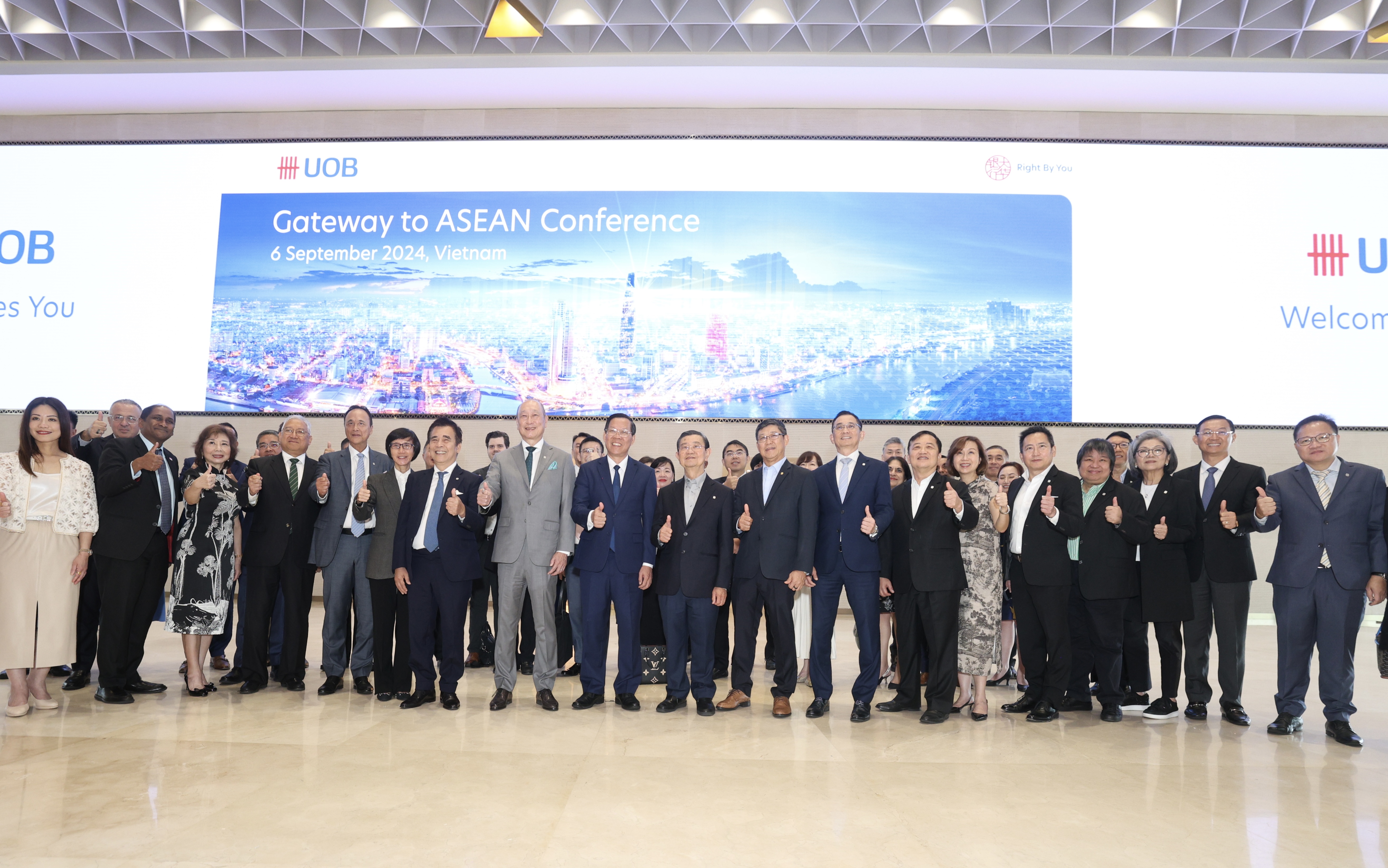 Chính quyền thành phố Hồ Chí Minh, các nhà lãnh đạo doanh nghiệp tại khu vực ASEAN, lãnh đạo Ngân hàng UOB (Singapore) cùng ghi lại những khoảnh khắc đáng nhớ tại Hội nghị “Gateway to ASEAN