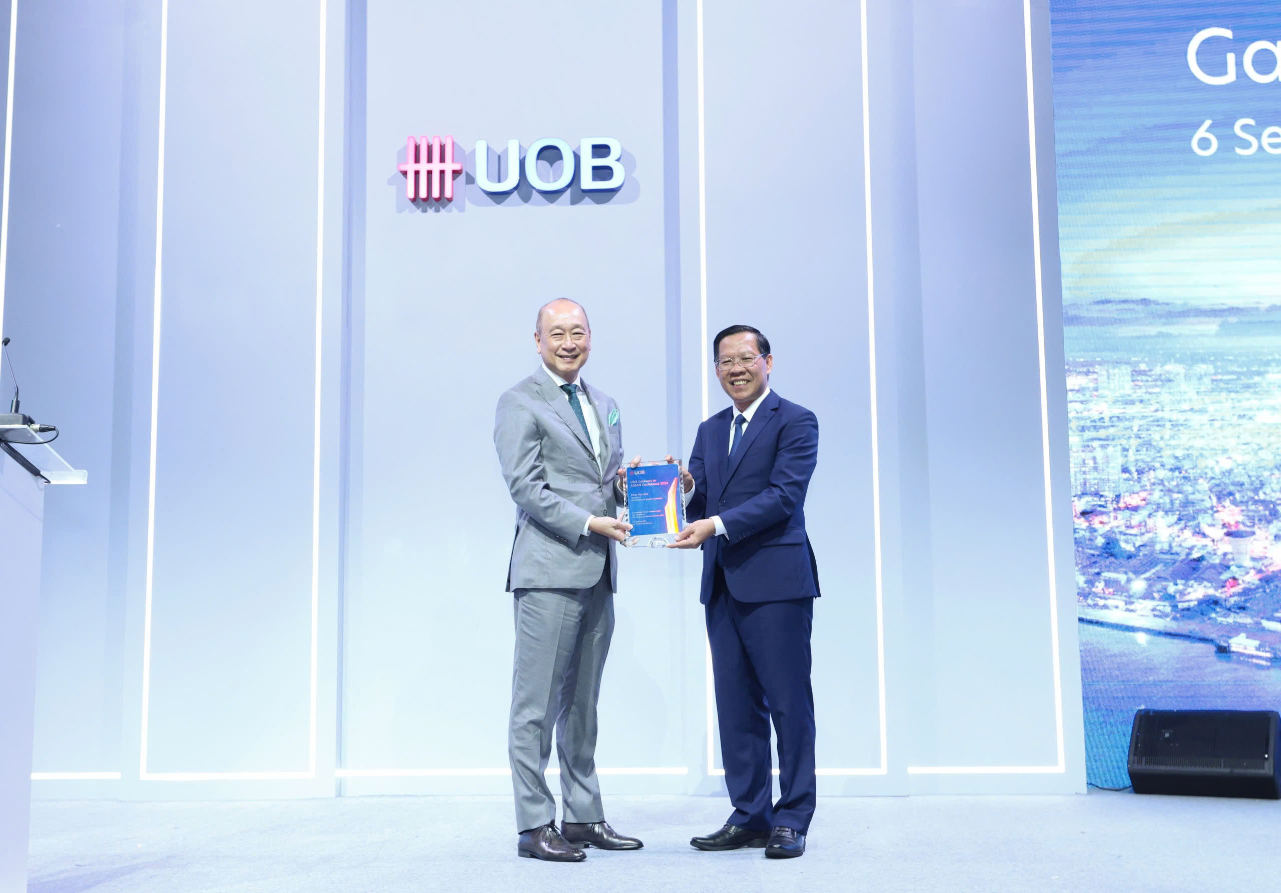 Ông Wee Ee Cheong, Phó Chủ tịch kiêm Tổng Giám đốc, Ngân hàng UOB (Singapore), trao Kỷ niệm chương cho ông Phan Văn Mãi, Chủ tịch Ủy ban Nhân dân Thành phố Hồ Chí Minh.