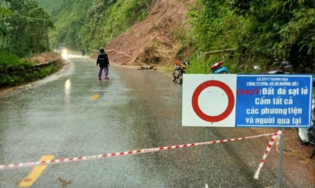 Lực lượng chức năng tỉnh Thanh H&oacute;a đặt biển cảnh b&aacute;o tại c&aacute;c vị tr&iacute; sạt lở đất&nbsp;