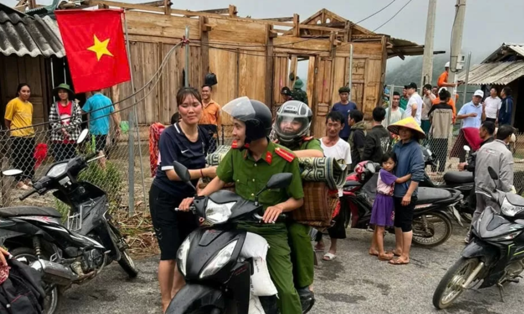Công an xã Pù Nhi, huyện Mường Lát giúp dân khắc phục hậu quả do bão. 