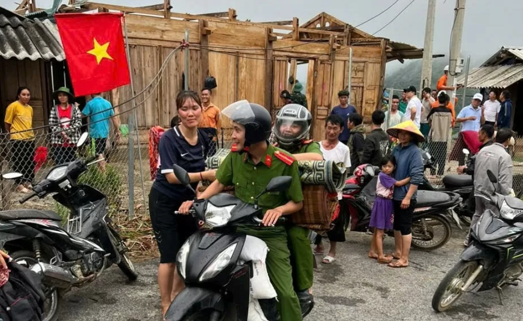 Công an xã Pù Nhi, huyện Mường Lát giúp dân khắc phục hậu quả do bão. 