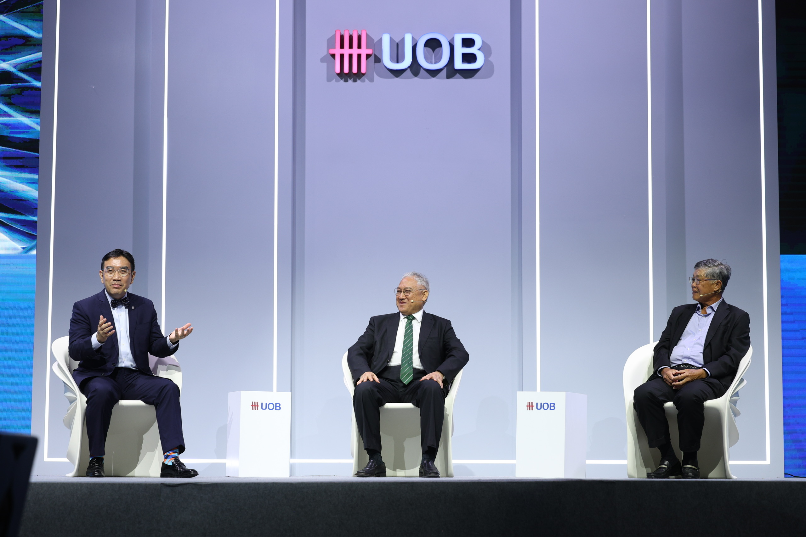 Với vai tr&ograve; điều phối vi&ecirc;n, &ocirc;ng Heng Koon How, Trưởng bộ phận Chiến lược Thị trường, Khối Nghi&ecirc;n cứu Thị trường v&agrave; Kinh tế to&agrave;n cầu, Ng&acirc;n h&agrave;ng UOB (Singapore) (người b&ecirc;n tr&aacute;i) đ&atilde; gợi mở những chủ đề n&oacute;ng của khu vực được c&aacute;c doanh nghiệp quốc tế quan t&acirc;m, để 02 diễn giả kh&aacute;ch mời l&agrave; &ocirc;ng William Fung, Ph&oacute; Chủ tịch Tập đo&agrave;n Fung Group (người ngồi giữa) v&agrave; &ocirc;ng Goh Peng Ooi, S&aacute;ng lập v&agrave; Chủ tịch Tập đo&agrave;n Silverlake Axis (người b&ecirc;n phải) chia sẻ g&oacute;c nh&igrave;n cũng như kinh nghiệm của Tập đo&agrave;n m&igrave;nh khi kinh doanh tại khu vực.