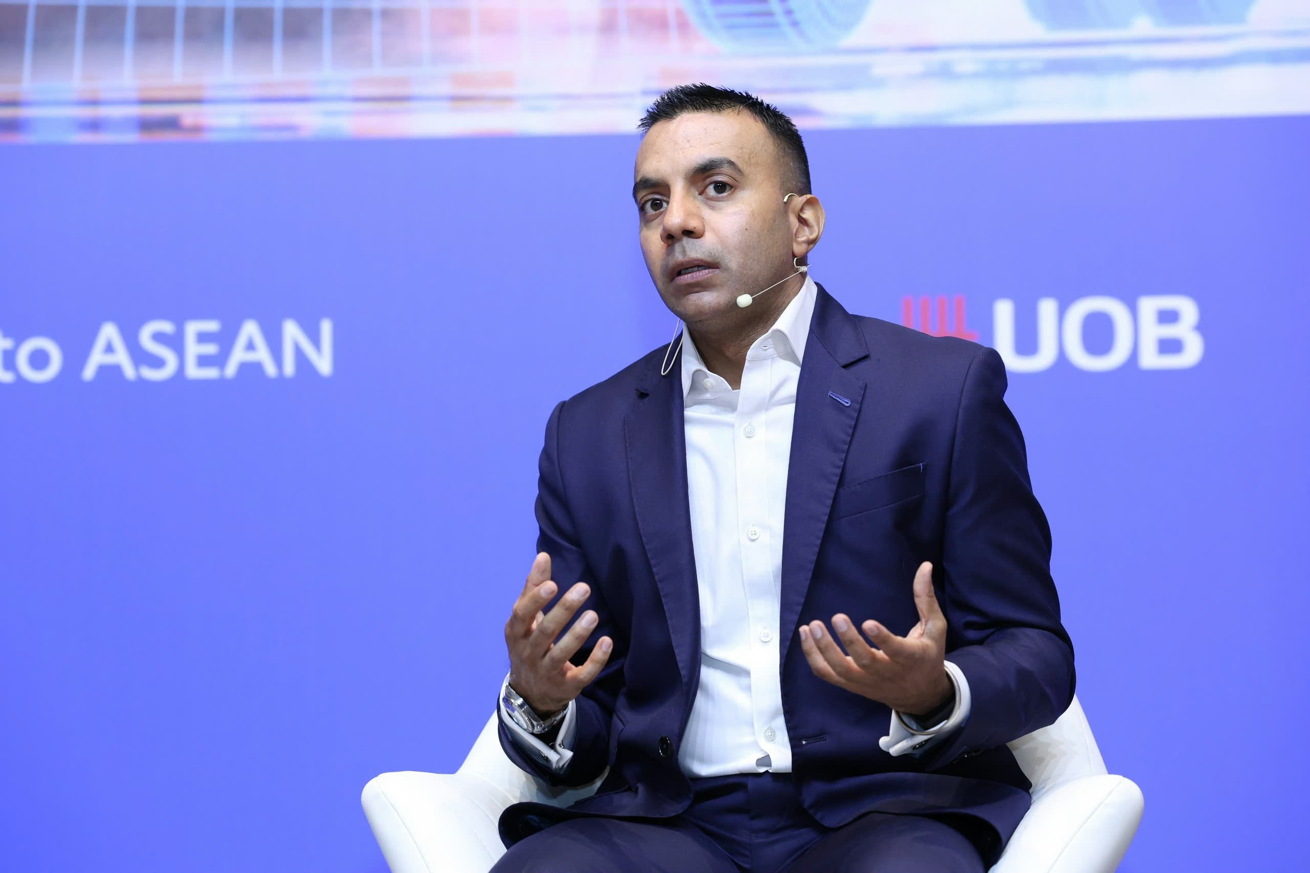 Ông Dipesh Patel, Giám đốc tài chính khu vực APAC, Tập đoàn Intertek, chia sẻ kinh nghiệm về Quản trị chuỗi cung ứng tại phiên thảo luận chuyên đề thứ 2 với chủ đề “Kinh nghiệm Quản trị chuỗi cung ứng”.