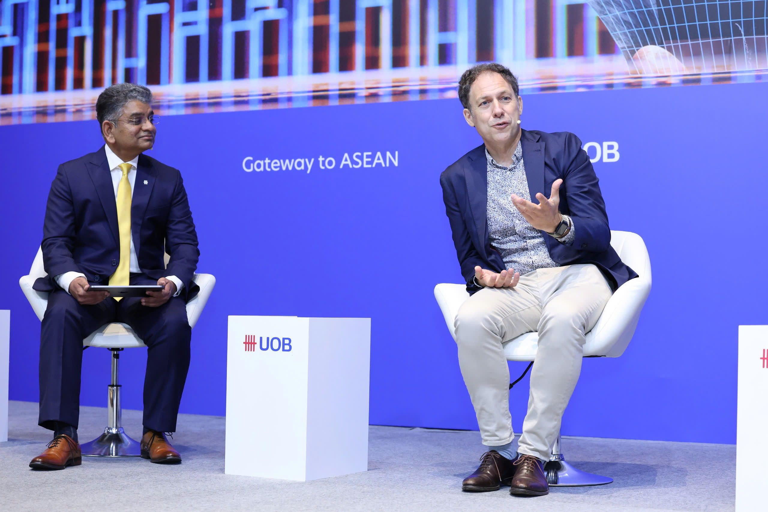 Phi&ecirc;n thảo luận chuy&ecirc;n đề thứ 2 c&oacute; &Ocirc;ng Venkatesh Somanathan, Gi&aacute;m đốc Ban T&agrave;i trợ thương mại v&agrave; Quản l&yacute; d&ograve;ng tiền, Ng&acirc;n h&agrave;ng UOB (Singapore) trong vai tr&ograve; điều phối v&agrave; &Ocirc;ng Vincent Mourou​, Đồng s&aacute;ng lập v&agrave; Chủ tịch Marou Chocolate (từ tr&aacute;i qua). &nbsp;