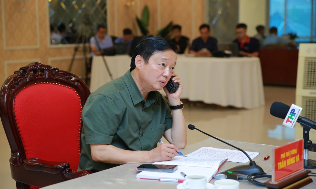 Phó Thủ tướng Trần Hồng Hà chủ trì cuộc họp Sở Chỉ huy tiền phương ngay khi bão số 3 đổ bộ vào đất liền. Ảnh: Báo Chính phủ.