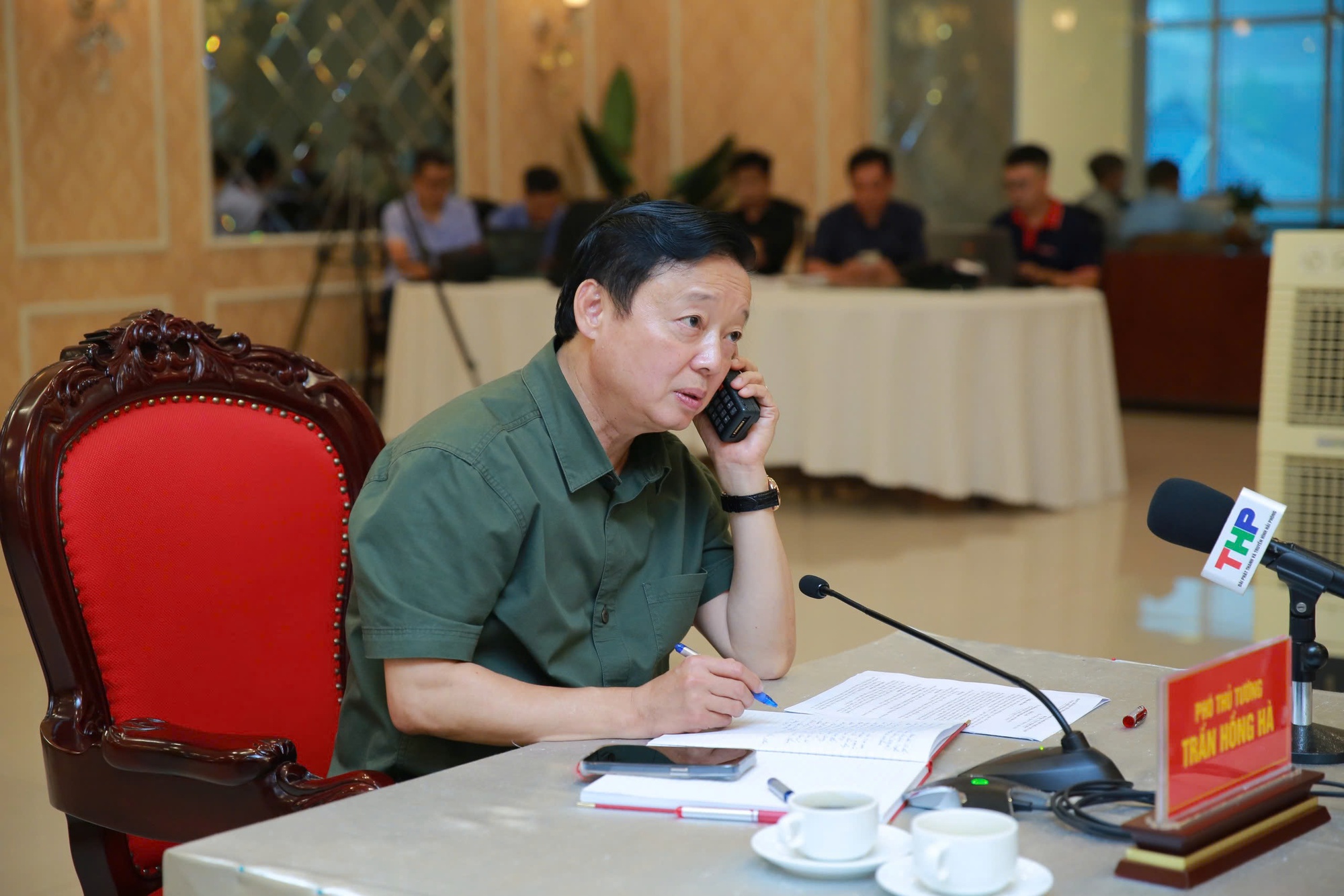 Phó Thủ tướng Trần Hồng Hà chủ trì cuộc họp Sở Chỉ huy tiền phương ngay khi bão số 3 đổ bộ vào đất liền. Ảnh: Báo Chính phủ.